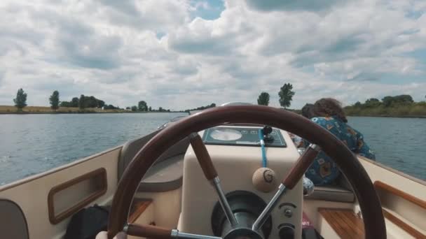 Pov Disparo Marinero Navega Pequeño Barco Través Biesbosch Día Soleado — Vídeo de stock