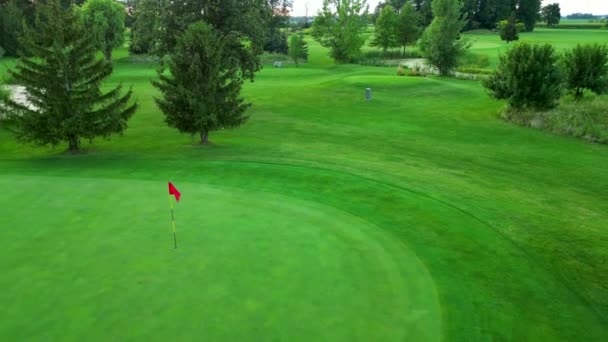 Brede Hoek Het Vestigen Van Luchtfoto Van Golfbaan Met Rode — Stockvideo