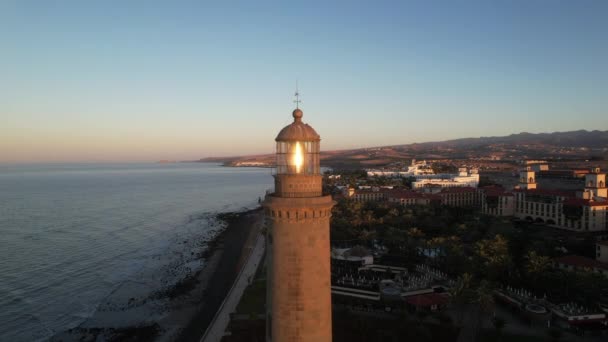 在明亮的灯塔上 在黄金时段 神奇的空中放大了镜头 美丽的日出色 位于马斯帕洛马斯海滩上 大加那利亚 — 图库视频影像