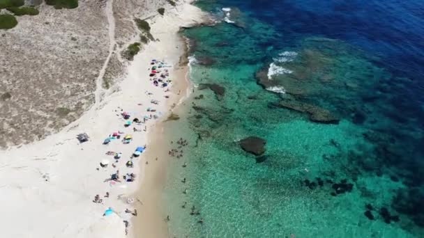ドローンはコルシカ島の小さな聖アントワーヌビーチをゆっくりと飛ぶ — ストック動画