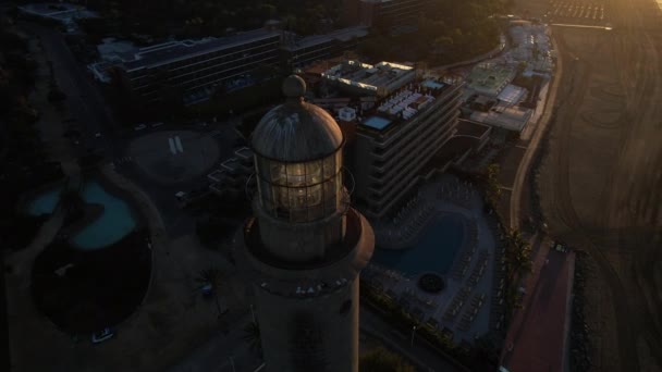 Luftaufnahme Orbit Über Dem Leuchtturm Von Maspalomas Der Auf Und — Stockvideo