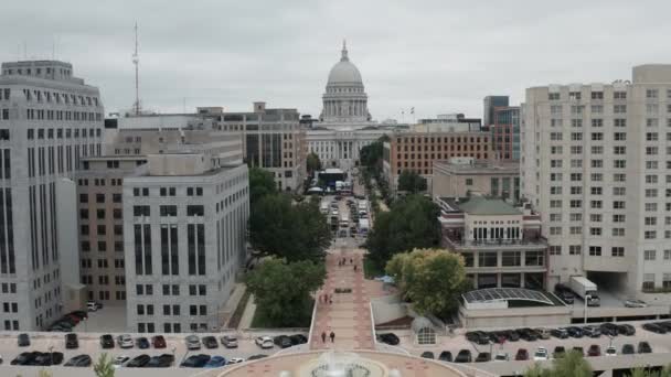 Wisconsin State Capitol Building Madison Wisconsin Drone Video Low Street — Stock Video