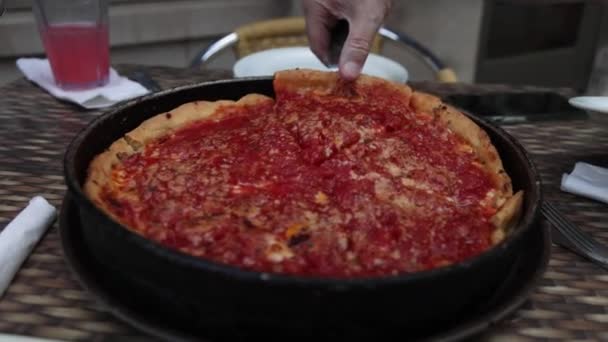 Пицца Чикагском Стиле Пиццерии Мальнати Эванстоне Штат Иллинойс Человеком Подающим — стоковое видео