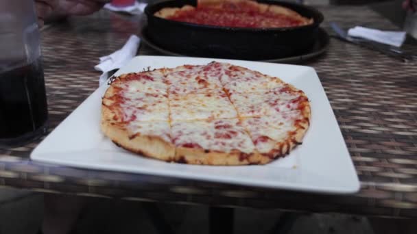 Cienka Pizza Lou Malnati Pizzeria Evanston Illinois Zwolnionym Tempie — Wideo stockowe