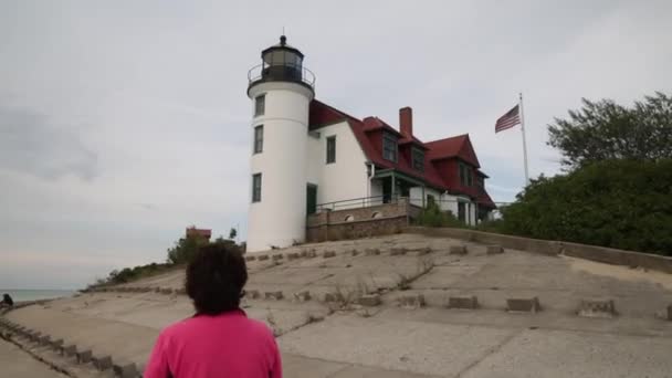 Wanita Berjalan Dan Melihat Point Betsie Lighthouse Sepanjang Danau Michigan — Stok Video