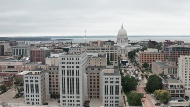 Wisconsin State Capitol Κτίριο Και Madison Ουισκόνσιν Ορίζοντα Drone Βίντεο — Αρχείο Βίντεο