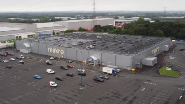 Órbita Aérea Vista Derecha Makro Efectivo Llevar Por Mayor Tienda — Vídeo de stock