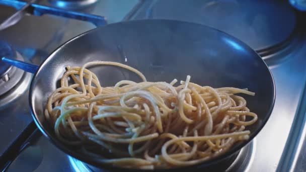 Plating Hot Cooked Spaghetti Pasta Görög Joghurtszósszal Közelről — Stock videók