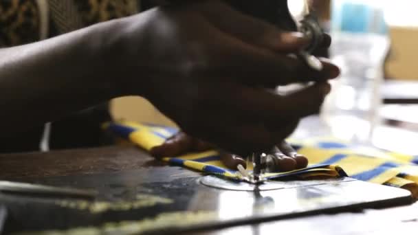 Vrouw Sierra Leone Naait Doek Aan Elkaar — Stockvideo