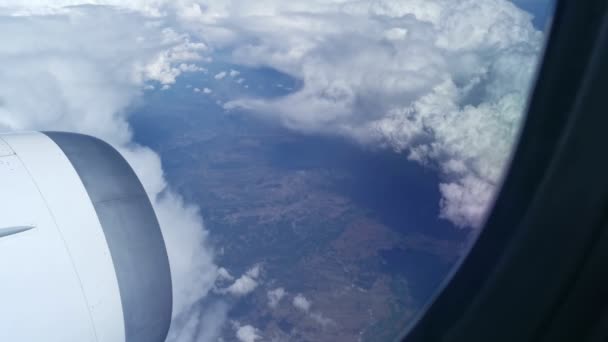 Vista Dentro Avião Voando Acima Paisagens Planas Grandes Nuvens Chuva — Vídeo de Stock