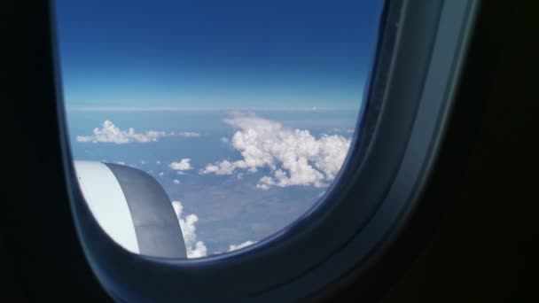 Luftaufnahme Durch Ein Economy Class Fenster Auf Das Triebwerk Des — Stockvideo