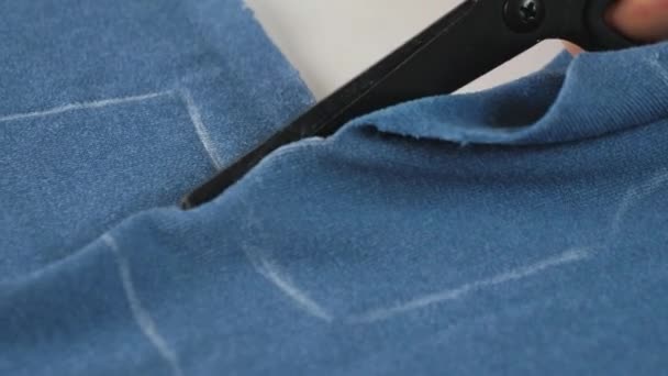 Dressmaker Κοπής Και Μετά Περίγραμμα Σημάνσεις Στο Ύφασμα Ένα Ψαλίδι — Αρχείο Βίντεο