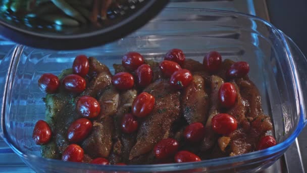 Colocación Carne Pollo Sazonada Tomates Cherry Pasta Fileja Cocida Salsa — Vídeo de stock