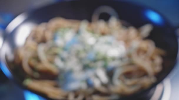 Rack Fokus Auf Köstliche Spaghetti Mit Griechischer Joghurtsoße — Stockvideo