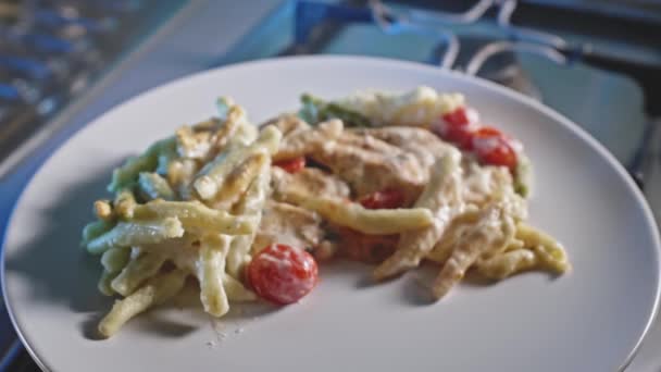 Cheesy Huhn Und Pasta Mit Kirschtomaten Serviert Einem Teller Rack — Stockvideo