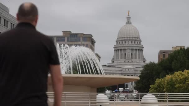 Blanke Man Zwarte Kleren Loopt Weg Van Camera Monona Terrace — Stockvideo