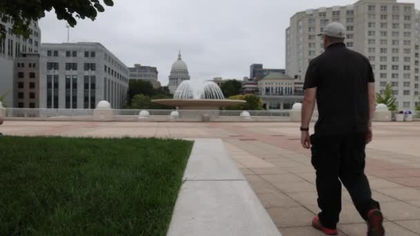 Pria Kaukasia Berjalan Memakai Topi Dan Pakaian Hitam Monona Terrace — Stok Video