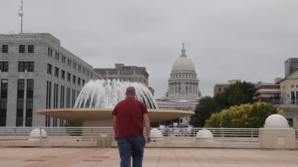 Homem Caucasiano Camisa Marrom Caminhando Monona Terrace Madison Wisconsin — Vídeo de Stock
