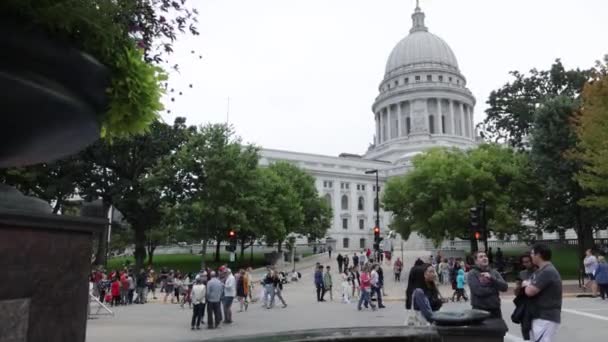 Grupo Pessoas Andando Pelo Terreno Edifício Capitólio Estado Madison Wisconsin — Vídeo de Stock