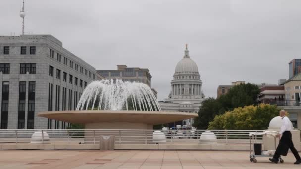 Trabalhador Alimentos Andando Monona Terrace Madison Wisconsin Com Carrinho Câmera — Vídeo de Stock