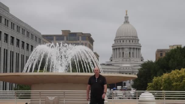 Kaukasischer Mann Schwarzer Kleidung Geht Auf Monona Terrace Madison Wisconsin — Stockvideo