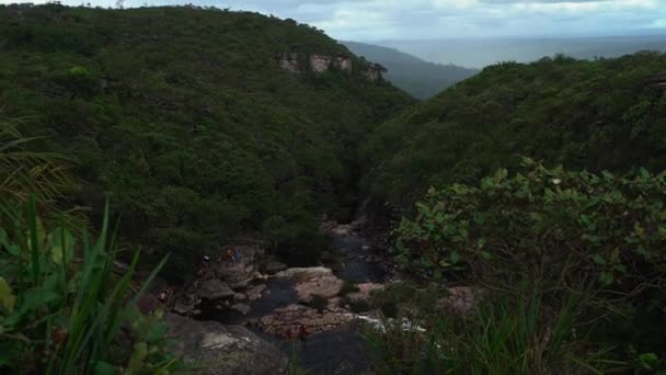 Brezilya Nın Kuzeydoğusundaki Chapada Diamantina Ulusal Parkı Ndaki Patikadan Suyun — Stok video