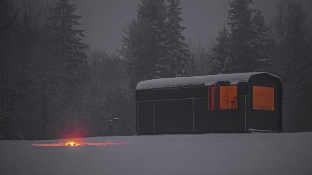 Timelapse Van Koppel Dat Warm Blijft Door Vuur Het Winterlandschap — Stockvideo