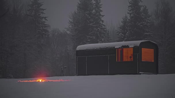 Timelapse Par Som Håller Sig Varma Eld Vinterlandskapet Stuga Skogen — Stockvideo