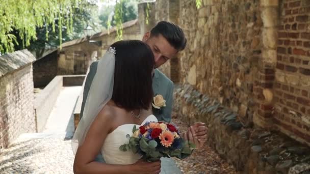 Man Fluistert Iets Het Oor Van Zijn Vrouw — Stockvideo