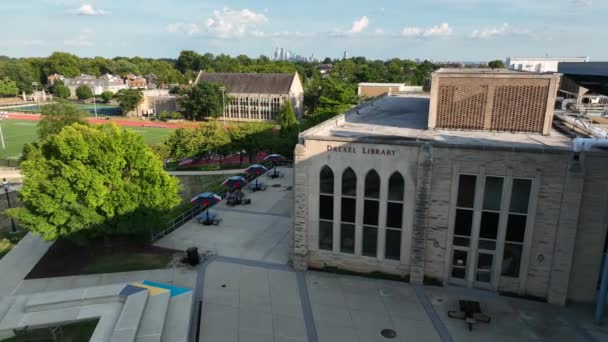 Biblioteca Drexel Din Campusul Saint Joe Zoom Aerian Spre Clădirea — Videoclip de stoc