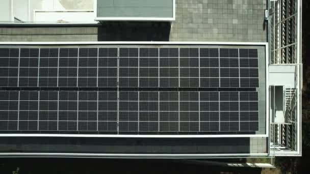 屋根の上には太陽光パネルがいっぱい トップダウン ドローンショット — ストック動画
