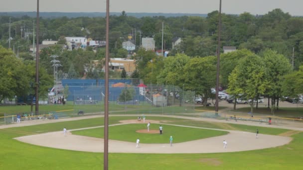 Két Csapat Versenyez Baseball Pályán Forró Délután Kisvárosban — Stock videók