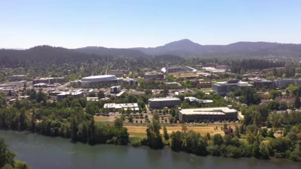 Eugene Oregon Drohne Rückwärts Über Dem Willamette River Mit University — Stockvideo