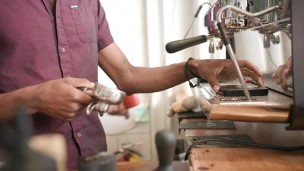 Barista Bir Espresso Makinesi Yüklüyor — Stok video
