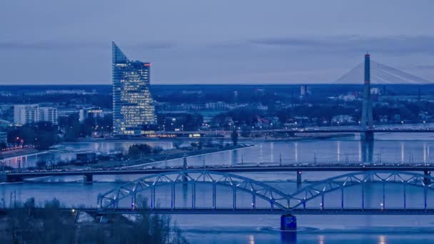 Illuminé Riga Ville Lettonie Vue Hyperlapse Crépuscule Rivière Daugava Avec — Video