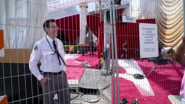 Security Guard Talks Tourists Fence Oscars Red Carpet — Stock Video