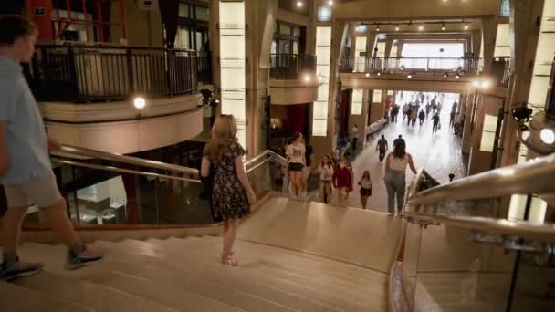 Gruppen Von Menschen Gehen Die Treppe Des Dolby Theaters Hinunter — Stockvideo