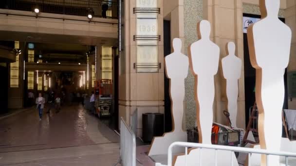 Grandi Ritagli Oscar Decorare Esterno Del Dolby Theater — Video Stock