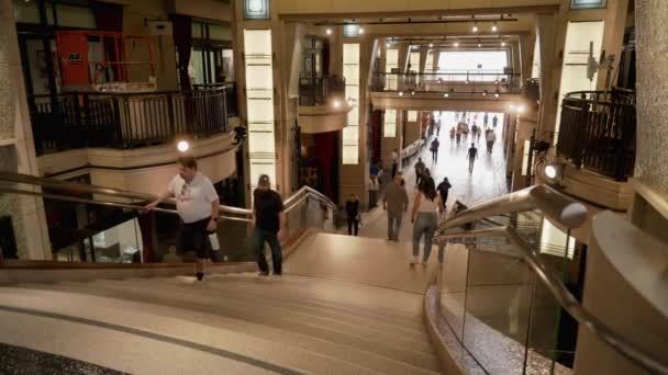 Grupos Compradores Turistas Caminhando Pelas Escadas Teatro Dolby — Vídeo de Stock