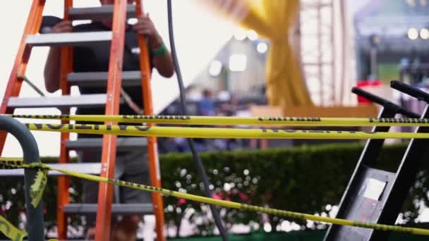 Een Gaffer Beweegt Zijn Ladder Tijdens Het Opzetten Van Oscars — Stockvideo