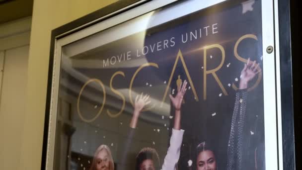 Cartaz Anúncio Para Óscares 2021 Postado Fora Teatro Dolby — Vídeo de Stock