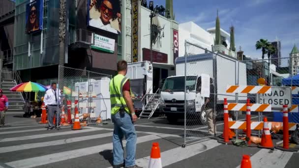Crew Members Open Een Poort Voor Vrachtwagen Voor Oscars Stage — Stockvideo
