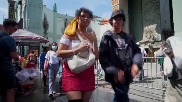 Large Crowd Tourists Walk Chinese Theater Hollywood Walk Fame — Stock Video