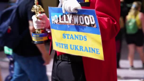 Mężczyzna Trzyma Znak Który Mówi Hollywood Stoi Ukrainą Trzymając Oscara — Wideo stockowe