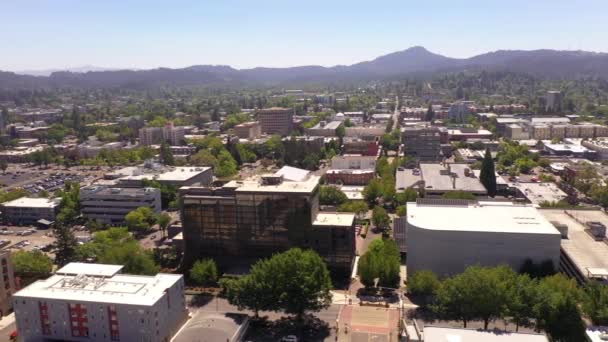 Drohnen Kreisen Über Graduate Hotel Und Hult Center Eugene Oregon — Stockvideo