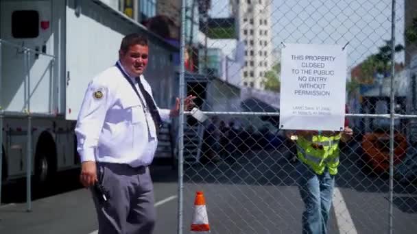 Een Bewaker Opent Een Poort Hollywood Boulevard Tijdens Set Construction — Stockvideo