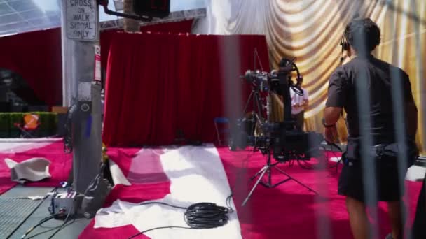 Ένας Χειριστής Κάμερας Στήνει Έναν Γερανό Στο Κόκκινο Χαλί Για — Αρχείο Βίντεο