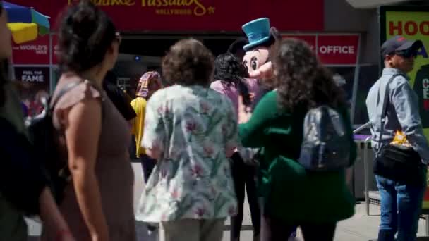 Performers Dressed Spiderman Mickey Mouse Hollywood Boulevard Talk Tourists — Stock Video