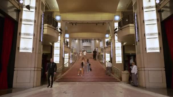 Turistas Pose Escadaria Dolby Theater Durante Temporada Óscares — Vídeo de Stock