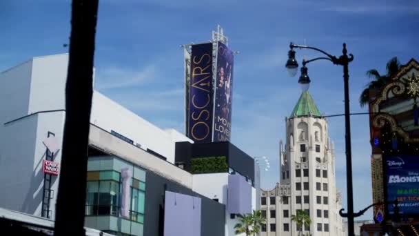 Uma Grande Bandeira Anunciando 2021 Óscares Sobre Hollywood Boulevard Fora — Vídeo de Stock